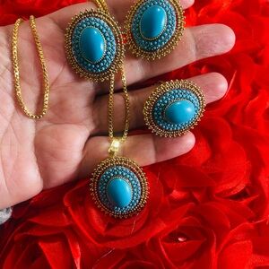 Elegant Gold and Turquoise Jewelry Set